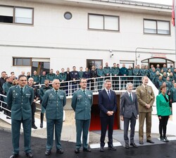 Fotografía de grupo de Su Majestad del Rey con el personal del Puesto de la Guardia Civil de Sarria