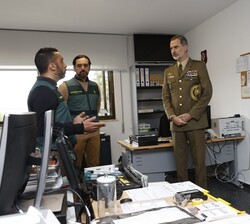 Don Felipe durante la visita a las dependencias oficiales