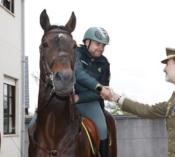 El Rey recibe el saludo de uno de los componentes del Puesto de la Guardia Civil de Sarria