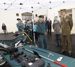 Visita de Don Felipe a la exposición estática de los diferentes medios