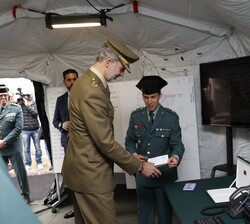 Entrega a Su Majestad el Rey de un recuerdo de la visita