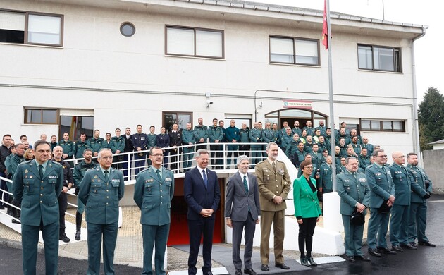 Fotografía de grupo de Su Majestad del Rey con el personal del Puesto de la Guardia Civil de Sarria