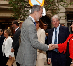 Don Felipe y Doña Letizia son saludados por personal de la Fundación Princesa de Girona, Fundación "laCaixa" y Trivu