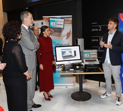 Sus Majestades atienden a las explicaciones de los creadores locales de un proyecto de emprendimiento basado en la Inspeción Remota, el Teleperitaje, 