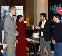Don Felipe y Doña Letizia conocen el proyecto Iberian Tax, una iniciativa local participante en la muestra que permitiría a los extranjeros con posesi