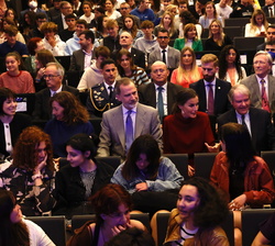 Sus Majestades los Reyes ocupan su lugar en el auditorio mezclandose con los asistentes