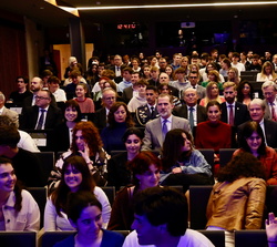 Don Felipe y Doña Letizia entre el público del auditorio antes del anuncio del ganador del "Premio Fundación Princesa de Girona 2022" en su 