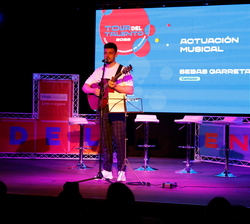Actuación Musical del guitarrista local Sebas Garreta