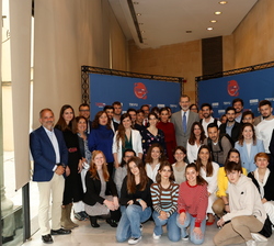 Don Felipe y Doña Letizia participan en una fotografía de grupo acompañados de los jóvenes ganadores del Reto