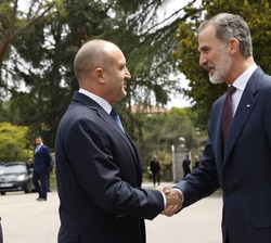 Su Majestad el Rey recibe el saludo del presidente de la República de Bulgaria, Rumen Radev