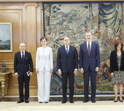 Su Majestad el Rey y el presidente de la República de Bulgaria, Rumen Radev acompañados por la delegación española y búlgara