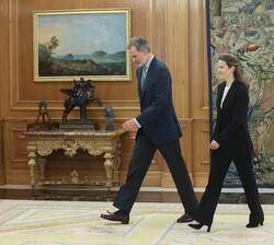 Su Majestad el Rey y Doña María Cristina de Ulloa y Solís-Beaumont, Duquesa de Arcos, Decana de la Diputación Permanente y Consejo de la Grandeza de E