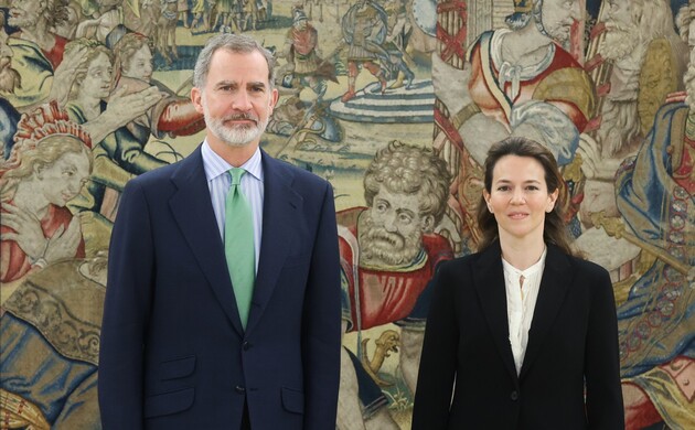 Su Majestad el Rey junto a a Doña María Cristina de Ulloa y Solís-Beaumont, Duquesa de Arcos, Decana de la Diputación Permanente y Consejo de la Grand