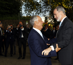 Su Majestad el Rey es recibido a su llegada al Palacio de los Duques de Braganza por el presidente de la República Portuguesa, Marcelo Rebelo de Sousa