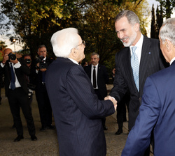 Su Majestad el Rey recibe el saludo del presidente de la República Italiana, Sergio Mattarella