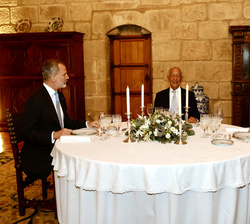 Su Majestad el Rey junto a Sus Excelencias los presidentes de las Repúblicas Portuguesa e Italiana al inicio de la cena