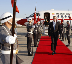 Su Majestad el Rey es recibido por un Cordón de Honor a su llegada al aeropuerto de Oporto - Francisco Sá Carneiro