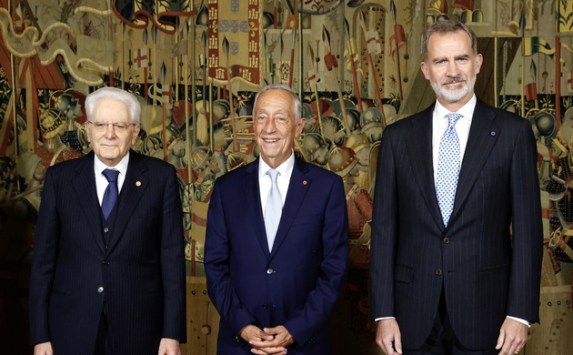 Fotografía de grupo en el interior del Palacio