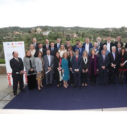 Fotografía de grupo de Su Majestad la Reina Doña Sofía con los premiados