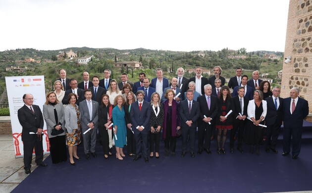 Fotografía de grupo de Su Majestad la Reina Doña Sofía con los premiados