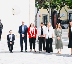 Su Majestad la Reina acompañada de las autoridades presente y los organizadores