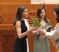 Su Majestad la Reina entrega el ^Premio de Deporte Inclusivo a Yolanda Erburu, directora general de la Fundación Sanitas