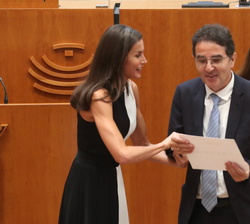 Su Majestad la Reina entrega a Andrés Ramos la Mención especial del jurado a la Investigación: Proyecto "Si  Talía fuera ciega"