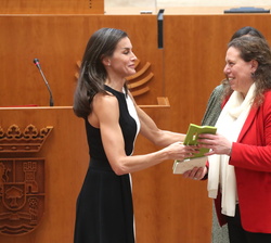 Doña Letizia entrega a Carmen Yáñez, alcaldesa en funciones de Mérida el Premio de Accesibilidad y Diseño Universsal en Municipios
