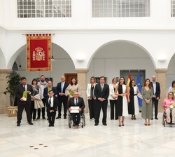 Doña Letizia acompañada de los ganadores de los Premios Reina Letizia 2021 y autoridades asistentes