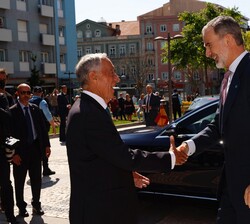Don Felipe recibe el saludo del Presidente de la República Portuguesa, Marcelo Rebelo de Sousa