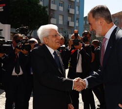 Su Majestad el Rey es saludado por el Presidente de la República Italiana, Sergio Mattarella