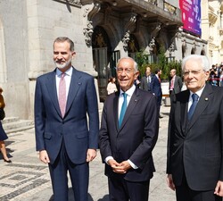 Don Felipe acompañado por el Presidente de la República Portuguesa, Marcelo Rebelo de Sousa, y por el Presidente de la República Italiana, Sergio Matt