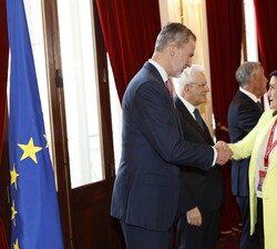 Su Majestad el Rey recibe el saludo de la presidenta de La Rioja, Concha Andreu