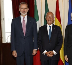 Don Felipe y los Presidentes de la República Portuguesa, Marcelo Rebelo de Sousa, y de la República Italiana, Sergio Mattarella, a su llegada a la Uni