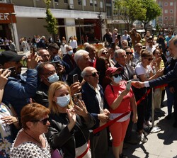 Su Majestad el Rey recibe el cariño de los vecinos de Braga en un momento del recorrido por las calles de la ciudad