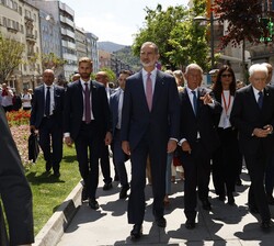 Su Majestad el Rey acompañado de los Presidentes de la República Portuguesa y de la República Italiana durante su recorrido por las calles de Braga