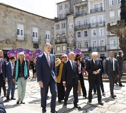 El Rey y los Presidentes de la República Portuguesa, Marcelo Rebelo de Sousa, y de la República Italiana, Sergio Mattarella, se dirigen a la Universid