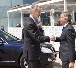 Su Majestad el Rey recibe el saludo del presidente del Cercle d’Economia, Javier Faus