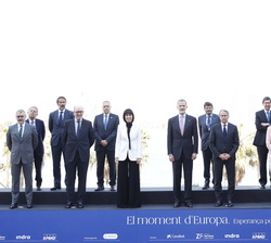Fotografía de grupo de Su Majestad el Rey con directivos del Cercle d'Economia y patrocinadores