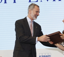 Su Majestad el Rey entrega el Premio “José Manuel Lara” a la ambición y el propósito empresarial a Pilar Mateo, presidenta de Inesfly 