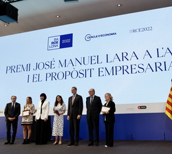 Fotografía de grupo de Su Majestad el Rey con las galardonadas, la ministra de Ciencia e Innovación, el presidente del Cercle d'Economia y el pres