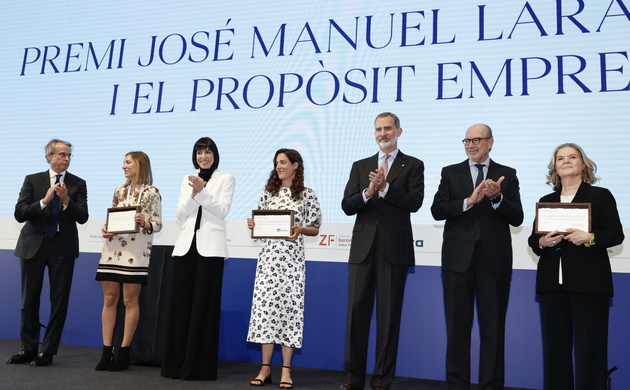 Fotografía de grupo de Su Majestad el Rey con las galardonadas, la ministra de Ciencia e Innovación, el presidente del Cercle d'Economia y el presiden