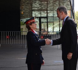A su llegada, Su Majestad el Rey recibe el saludo de Marta Fernández, mando de los mossos d'escuadra en la región policial de Barcelona
