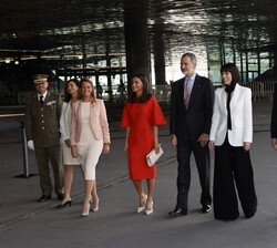 Sus Majestades los Reyes junto a las autoridades que les recibieron a su llegada