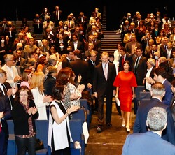 Don Felipe y Doña Letizia acceden al auditorio del Museo de Ciencias Naturales de Barcelona