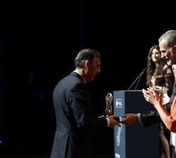 Sus Majestades los Reyes hacen entrega del Premio Nacional Blas Cabrera en el área de Ciencias Físicas, de los Materiales y de la Tierra a Francisco J