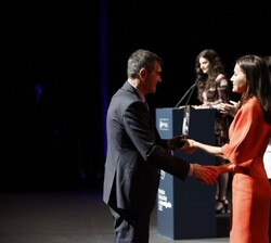 Sus Majestades los Reyes hacen entrega del Premio Nacional Enrique Moles en el área de Ciencia y Tecnología Químicas a Hermenegildo García Gómez