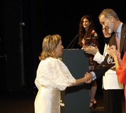 Sus Majestades los Reyes hacen entrega del Premio Nacional Juan de la Cierva en el área de Transferencia de Tecnología a María José Alonso Fernández