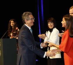 Sus Majestades los Reyes hacen entrega del Premio Nacional Gregorio Marañón en el área de Medicina a Jesús Fernando San Miguel Izquierdo