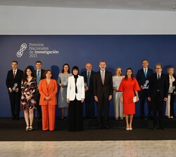 Sus Majestades los Reyes junto a los premiados acompañados por las autoridades